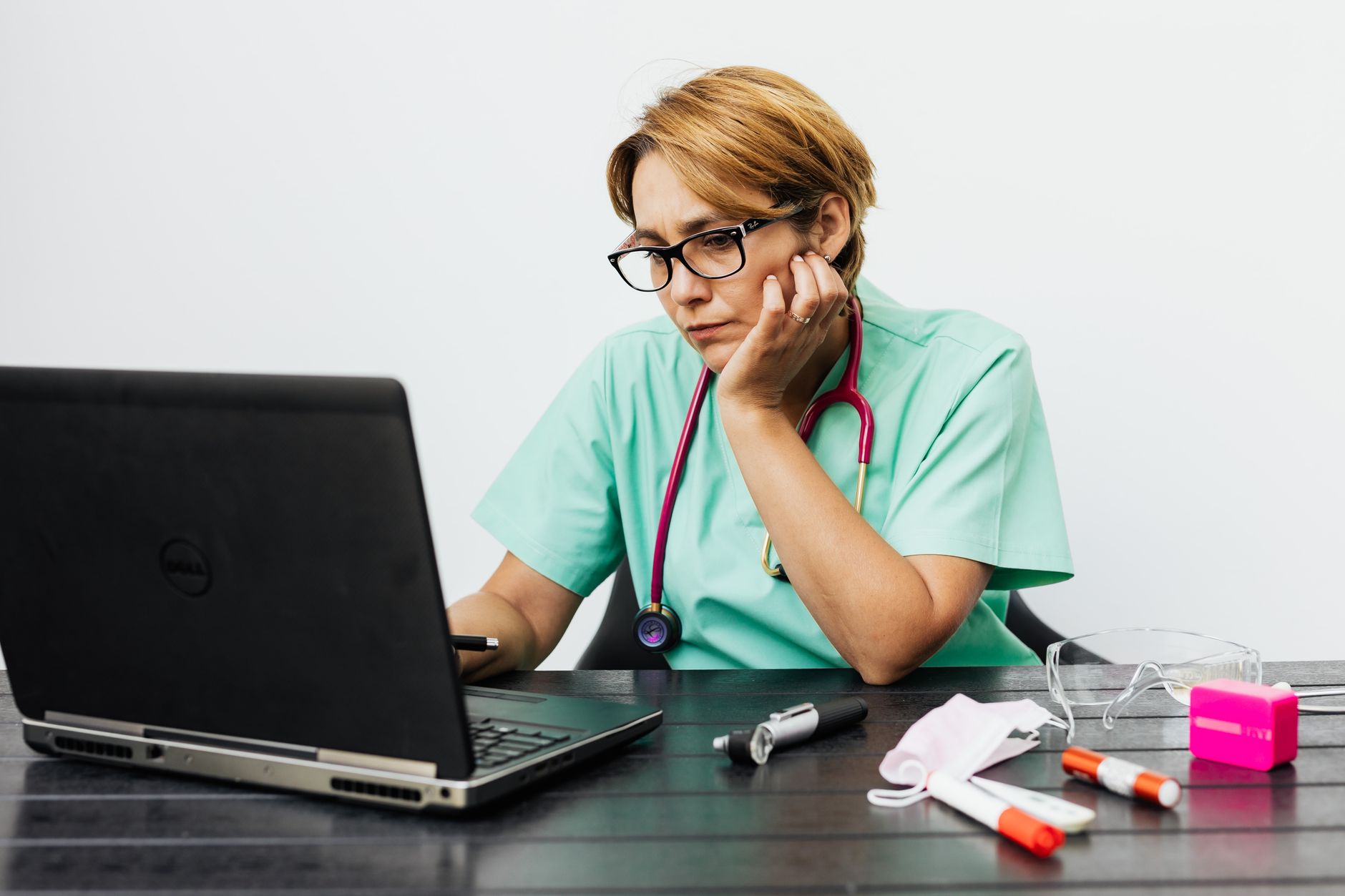 schéma du modèle d'accès gratuit pour professionnels vérifiés